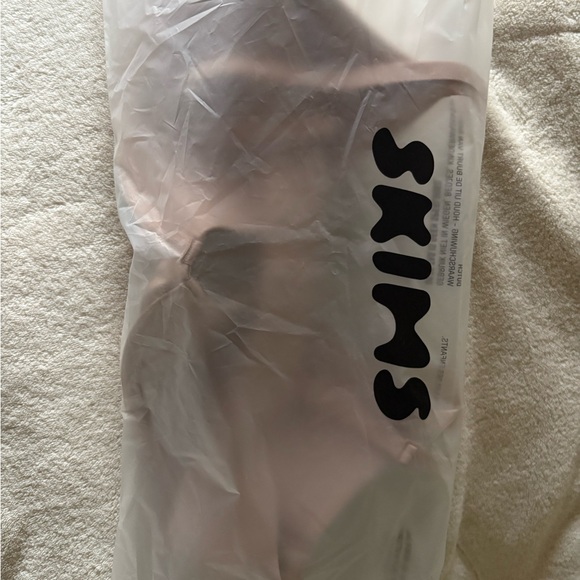 SKIMS Fits Everybody Scoop Plunge Bra in Nude/Mica 34B NWOT - Picture 7 of 9